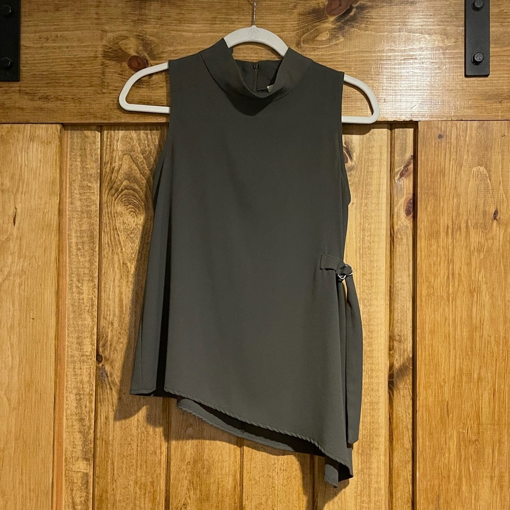 Sleeveless side detail beaut!